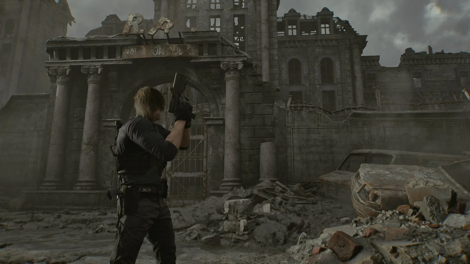 Leon Kennedy aiming his pistol outside the ruined Raccoon Police Department